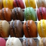 gros plan de macarons factices divers parfums