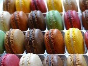 gros plan de macarons factices divers parfums