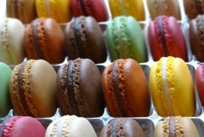 gros plan de macarons factices divers parfums