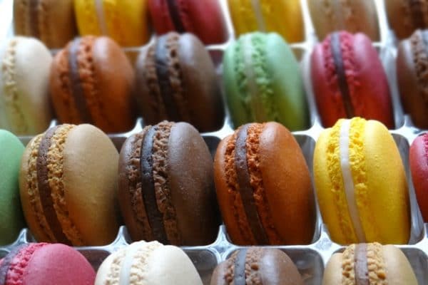 gros plan de macarons factices divers parfums