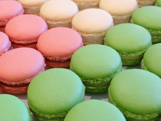 macarons-factices-framboise-vanille-pistache