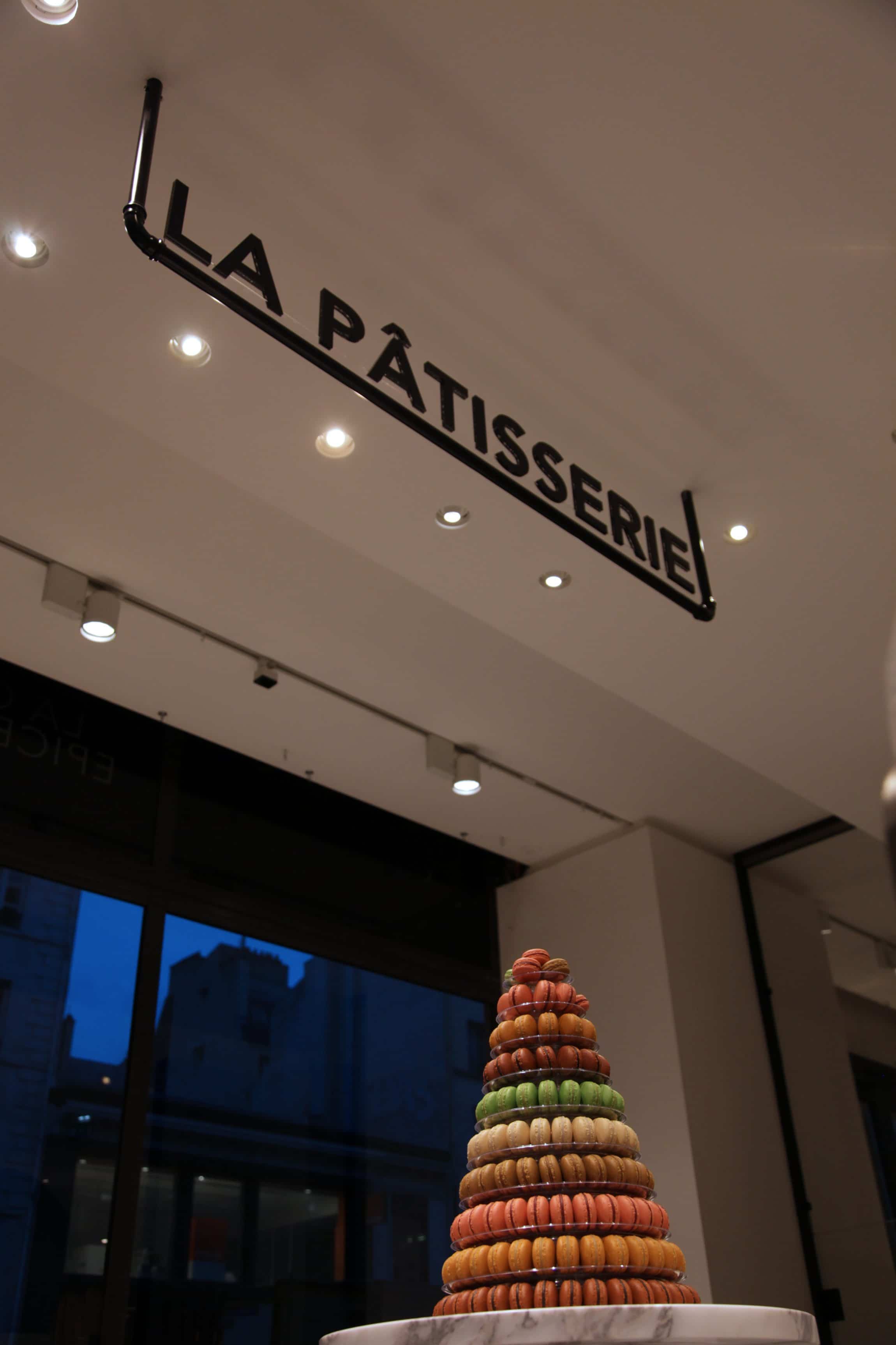 pyramide-de-macarons-factices-grande-epicerie-paris