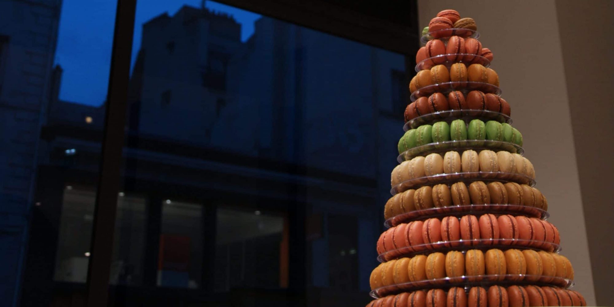 une création de macarons factices pour décor de pyramide gourmande