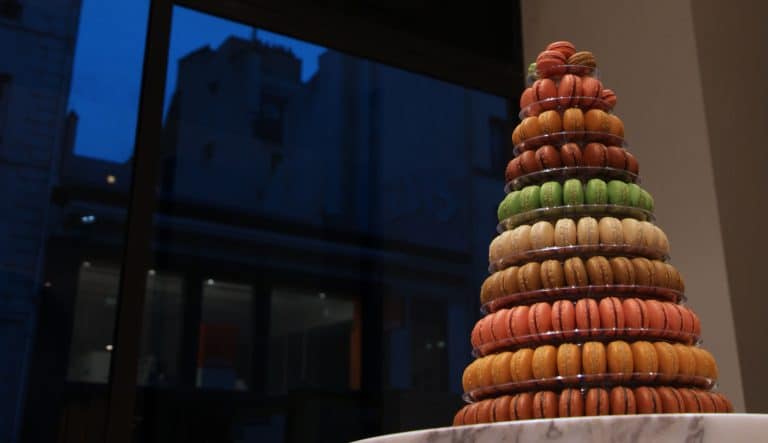 une création de macarons factices pour décor de pyramide gourmande