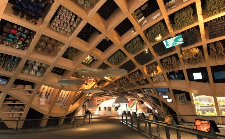 accessoirisation décor avec des fromages factices du pavillon de la France pour l'exposition universelle