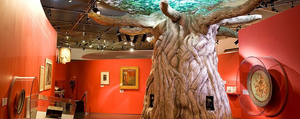 cette sculpture d'arbre de Merlin a été conçue par l'Atelier Cobalt Fx pour une exposition au Musée de Bretagne