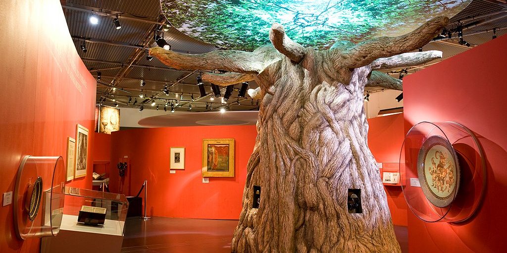 sculpture d'arbre monumental pour l'exposition Le Roi Arthur au Musée de Bretagne, réalisée par l'atelier Cobalt Fx