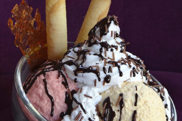 glace factice en résine avec éléments de décor pour exposition vitrine salon