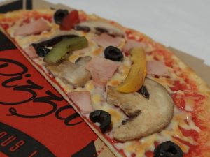 factice alimentaire de pizza avec champignons olives poivrons et jambon en résine