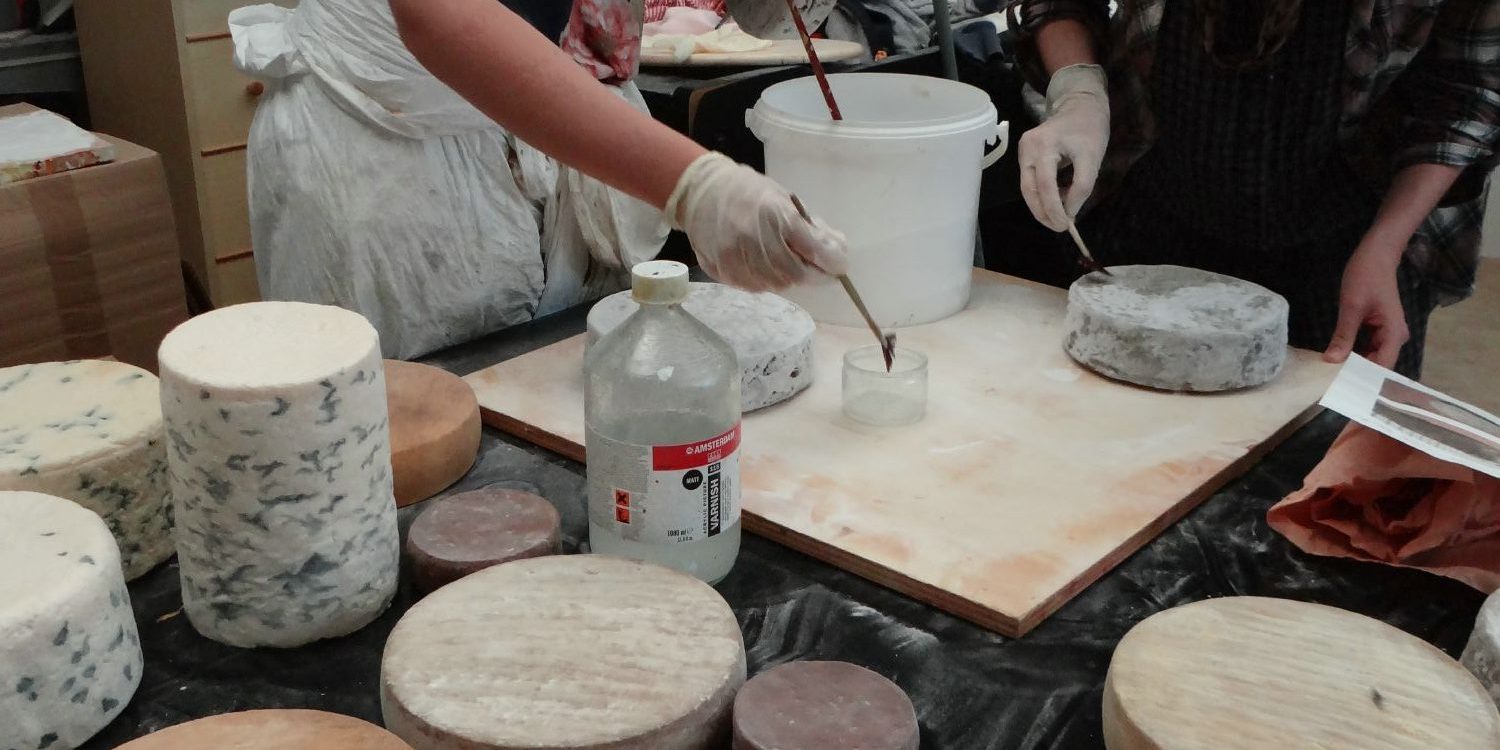 travail à l'atelier cobalt Fx de finition des aspects de maturation des fromages factices