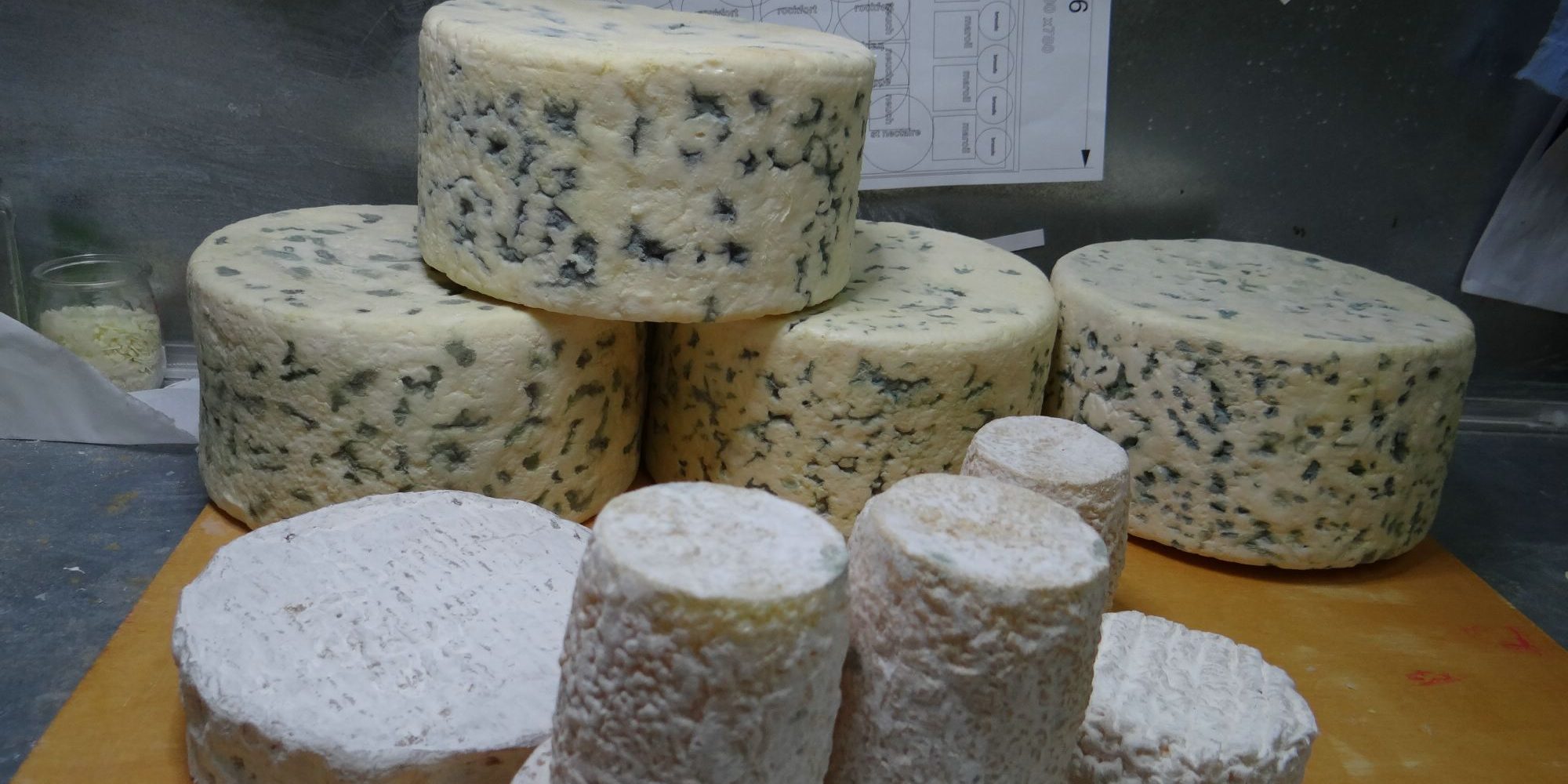 étape de travail et préparation de l'expédition des faux fromages en Italie