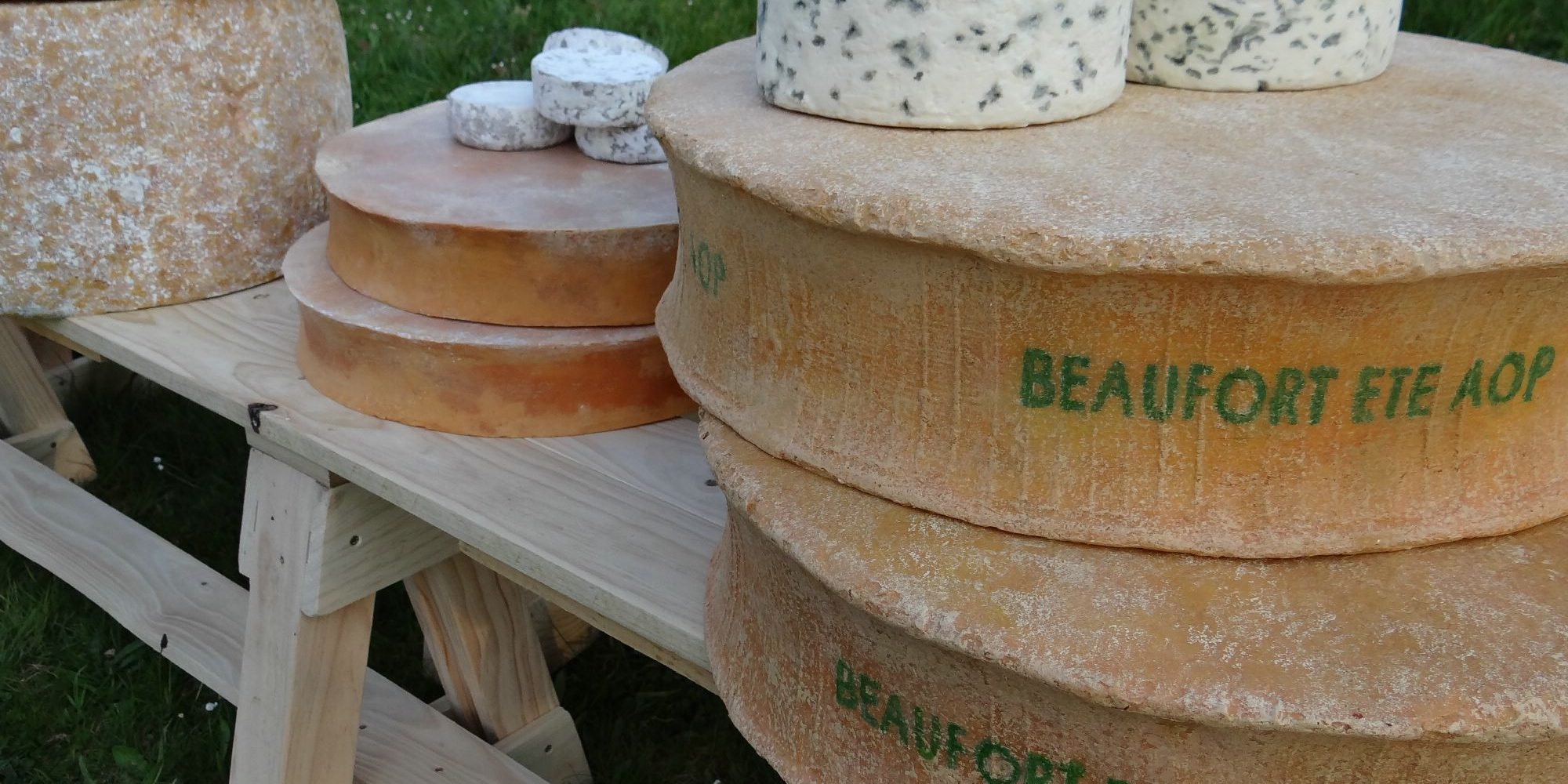 assortiment de fromages factices réalisés en résine par l'Atelier Cobalt Fx pour le Pavillon de la France à L'exposition universelle de Milan