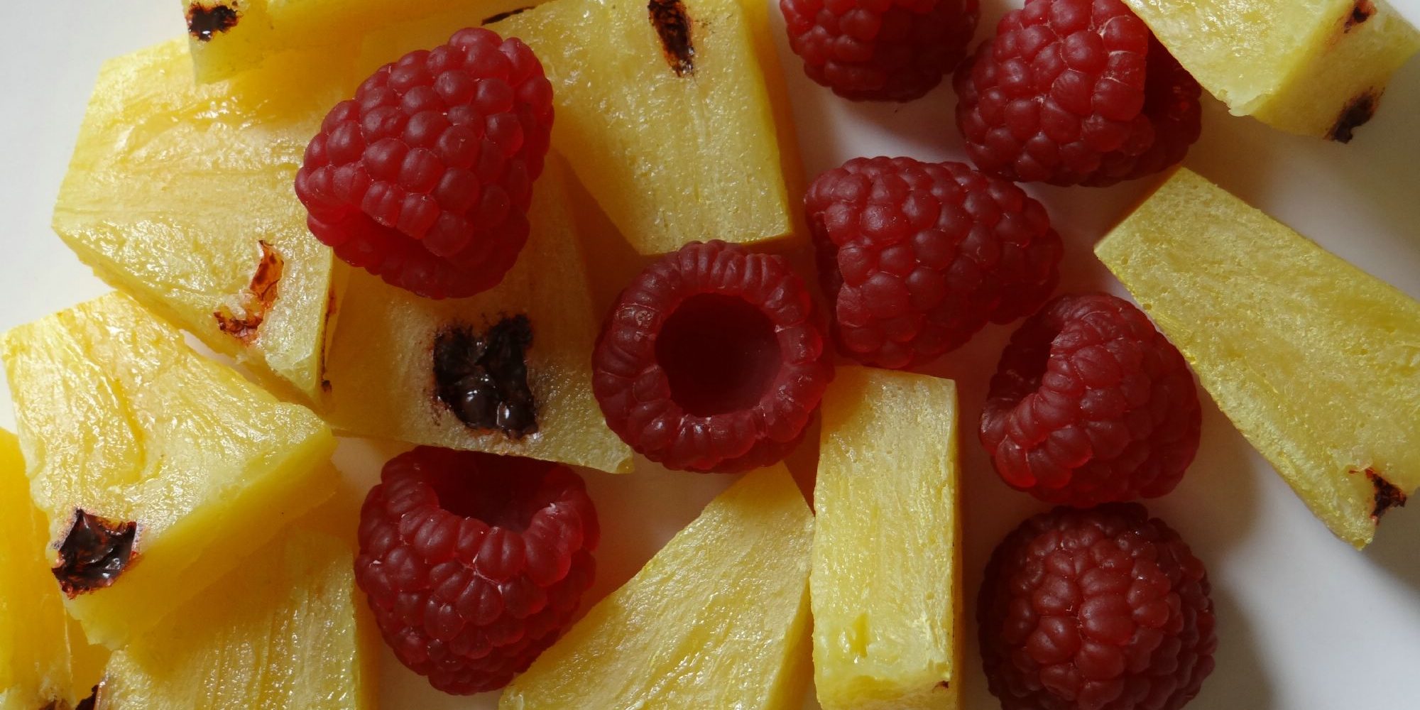fruits factices ananas et framboises factices alimentaires en résine création atelier Cobalt Fx