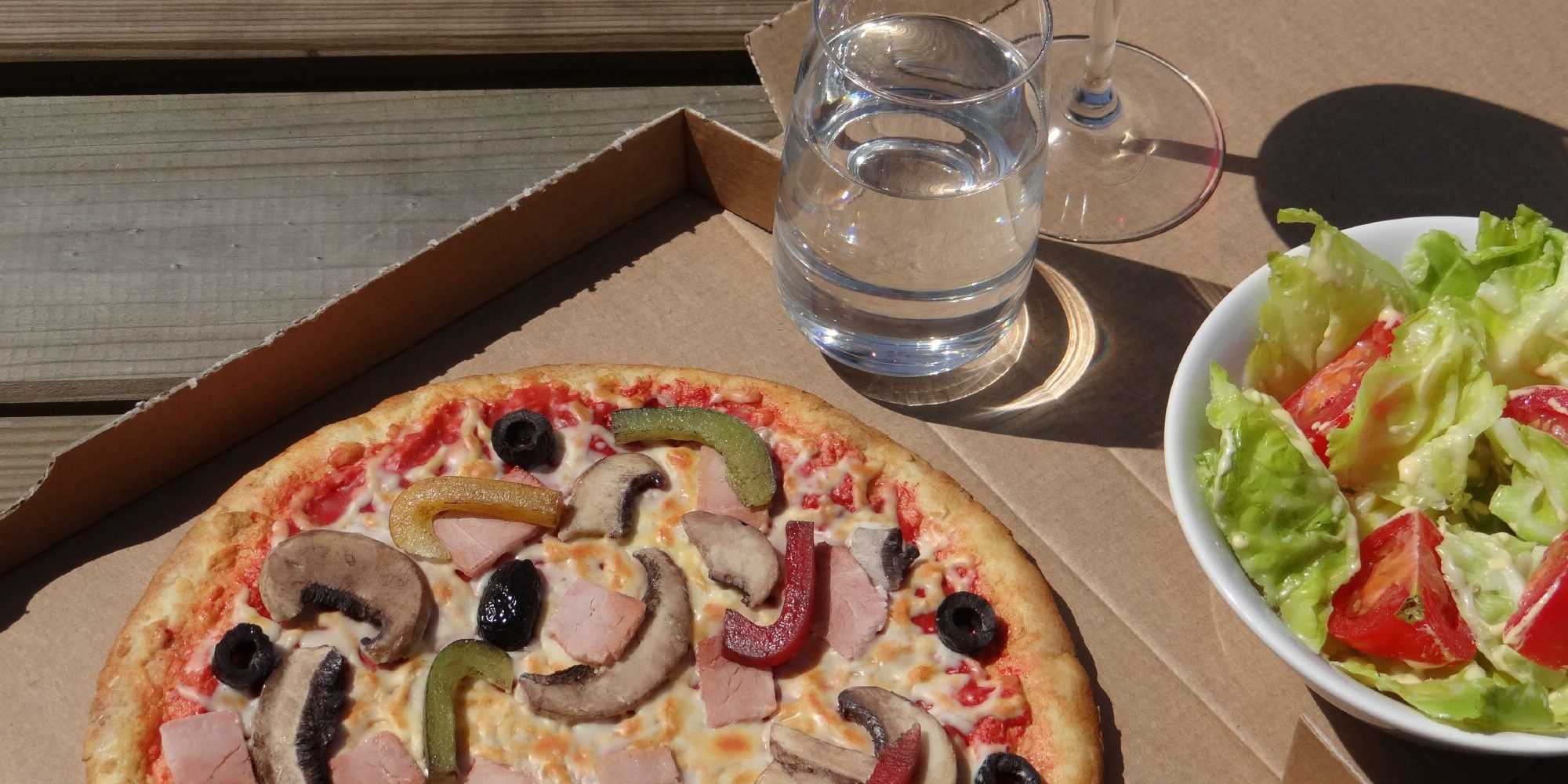 fausse pizza faite en résine accompagnée de sa salade factice et de ses fausses boissons