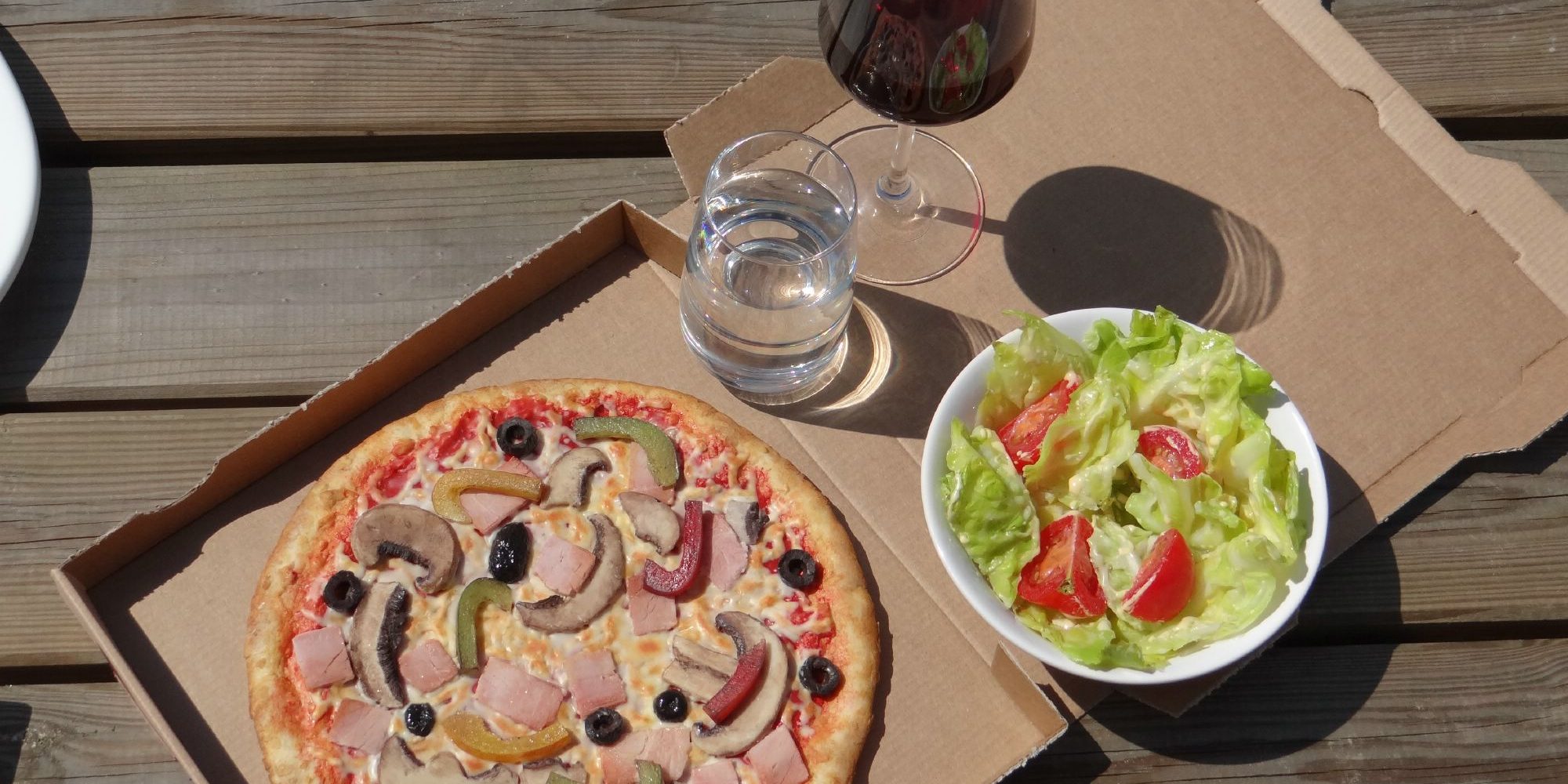 on peut créer tout un décor avec des éléments factices comme une pizza, des verres, une fausse salade