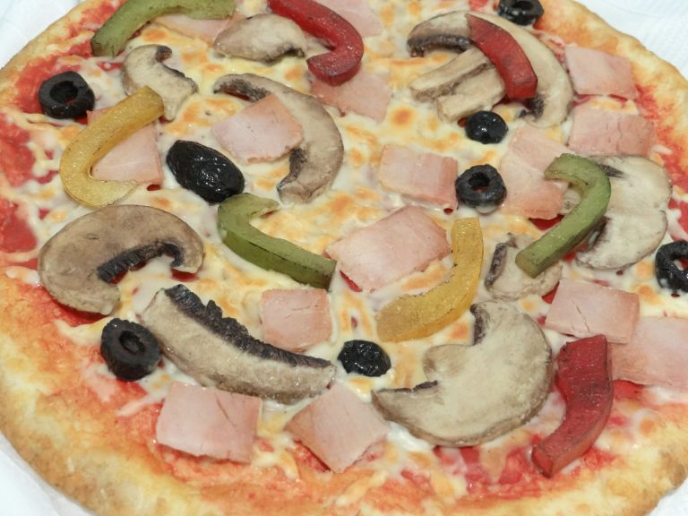 toute la subtilité des éléments séparés de la pizza factice reine travaillés en résine