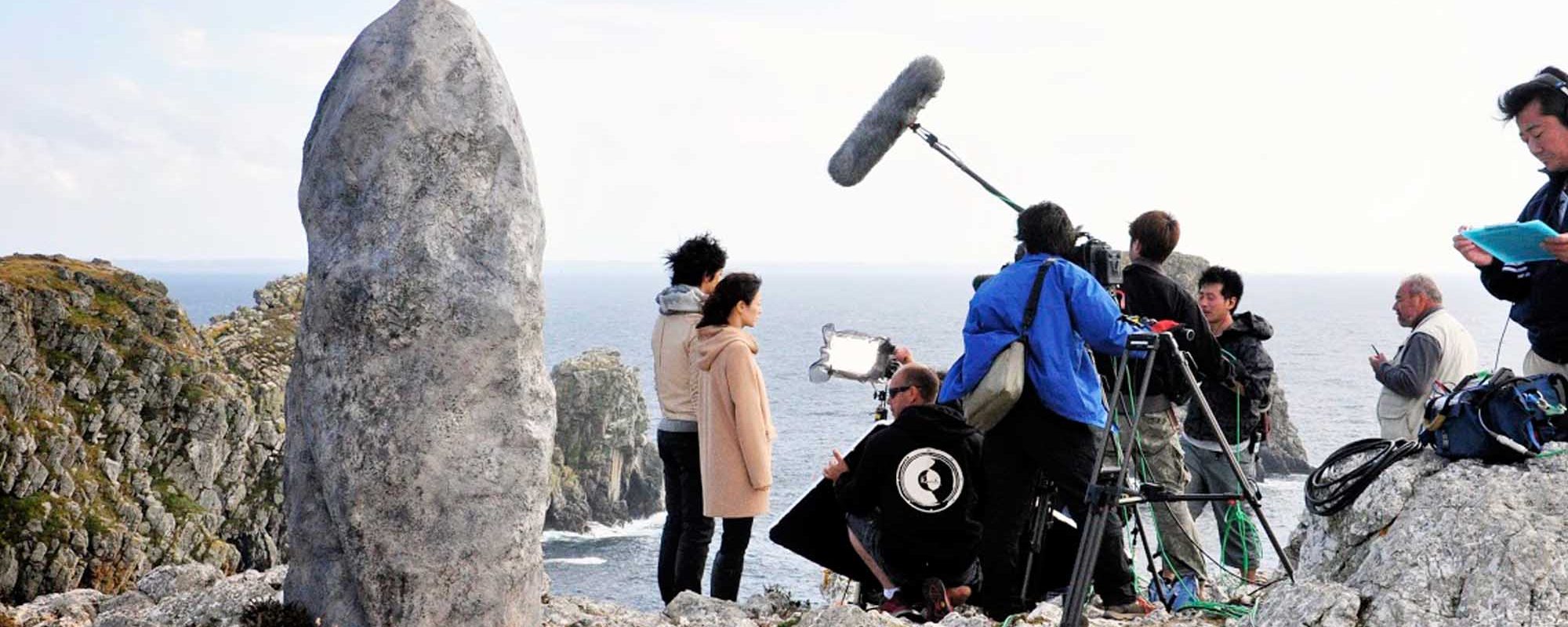 réalisation d'un décor de menhir pour les besoins d'un tournage de film en Bretagne