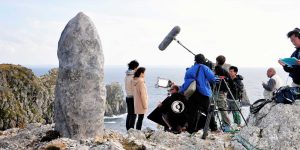 création et sculpture d'un décor de menhir pour le cinema lors d'un tournage films en bretagne