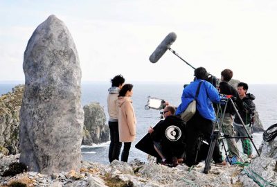 création et sculpture d'un décor de menhir pour le cinema lors d'un tournage films en bretagne