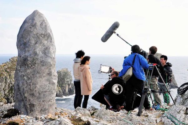 création et sculpture d'un décor de menhir pour le cinema lors d'un tournage films en bretagne