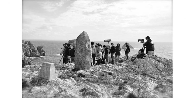 création de décor de film menhir en résine aspect granit