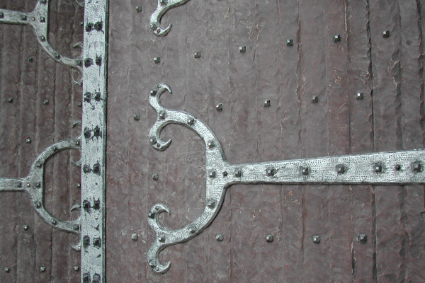 detail-ferrures-decor-portes-medievales