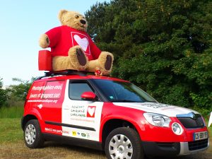 sculpture de nounours en peluche géant pour vehicule du tour de France cycliste