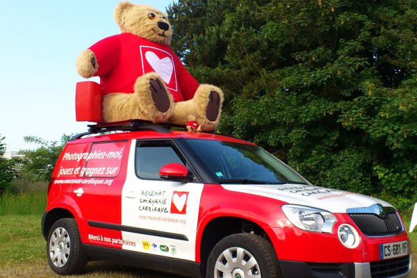 sculpture de nounours en peluche géant pour vehicule du tour de France cycliste