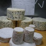 étapes de travail et de préparation d'envoi des fromages factices de l'atelier cobalt fx