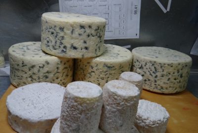 étapes de travail et de préparation d'envoi des fromages factices de l'atelier cobalt fx