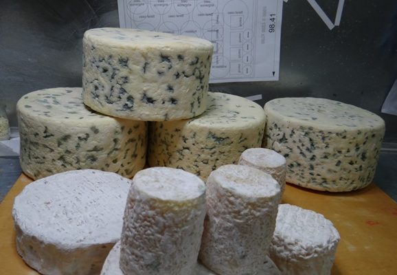 étapes de travail et de préparation d'envoi des fromages factices de l'atelier cobalt fx