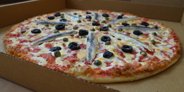 pizza napolitaine aux anchois factice sculptée élément par élément en résine