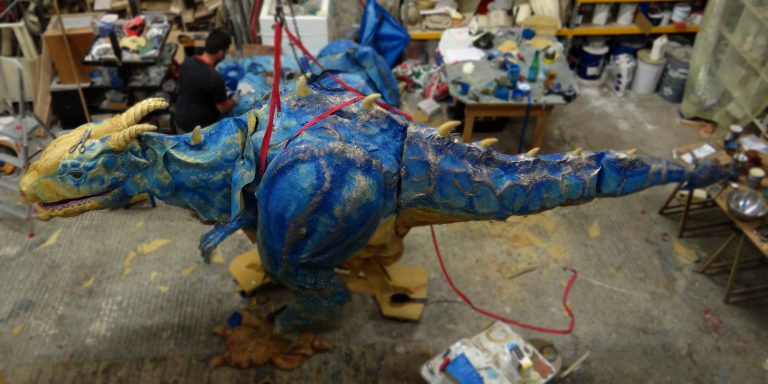 travail de sculpture d'un dragon au sein de l'atelier cobalt fx