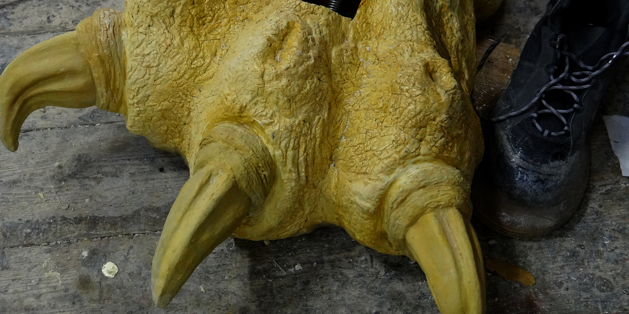 détail de sculpture de patte de dragon avec ongles le tout en résine