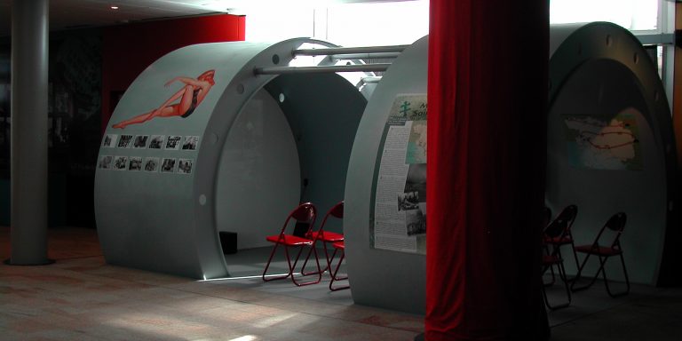 création d'un décor de carlingue d'avion bombardier pendant la guerre comme salle de projection vidéo
