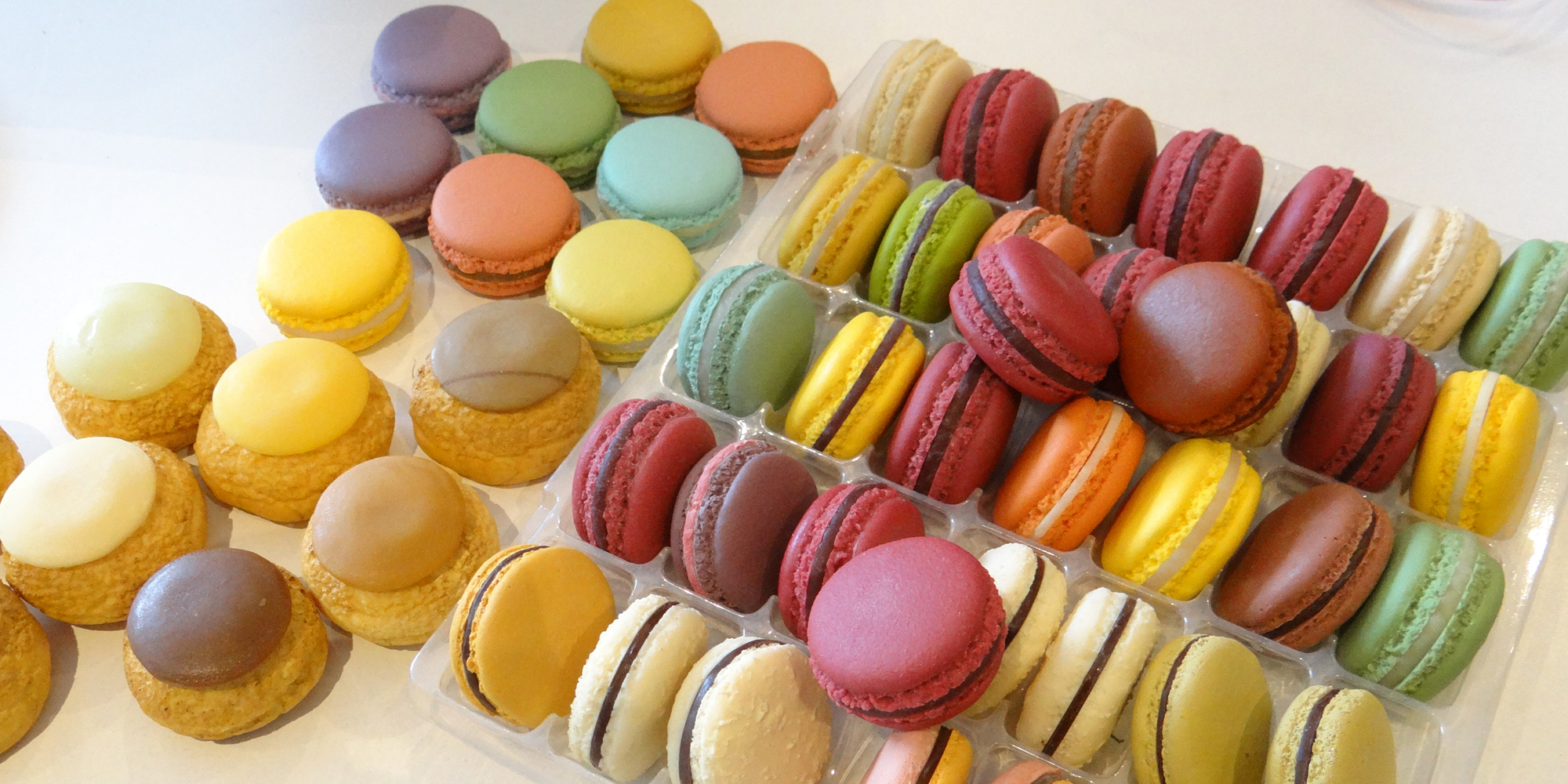 assortiment de macarons factices et choux craquelins en résine made by COBALT FX