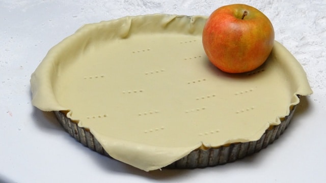 pâte à tarte factice en résine avec sa pomme non moins fausse