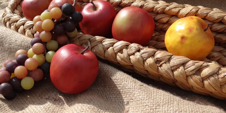 des pommes non périssables en résine pour décor de vitrines ou exposition