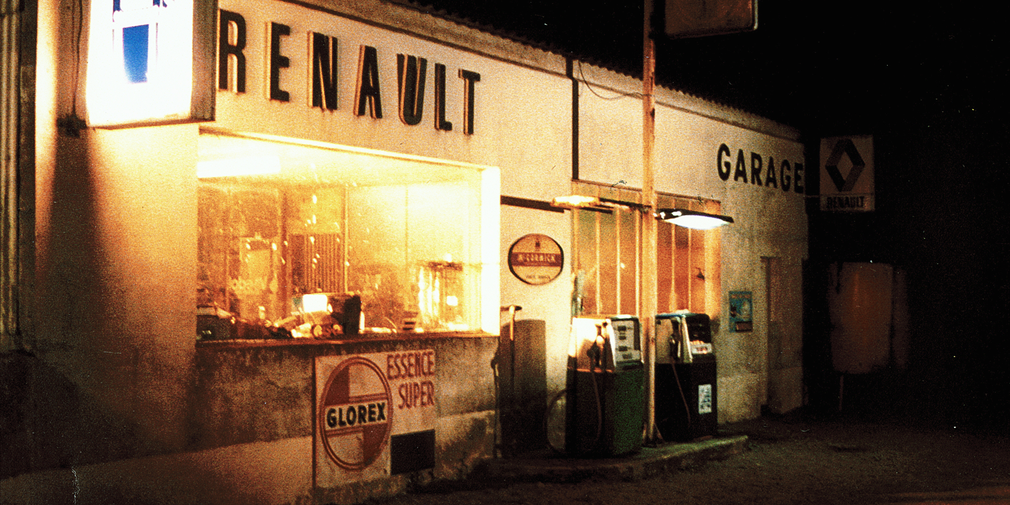 decor-cinema-garage-vintage-renault