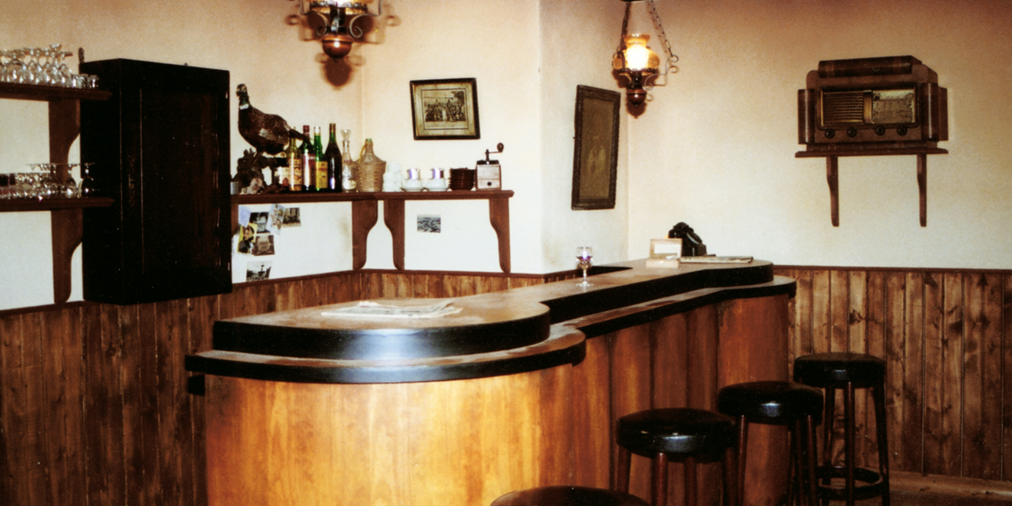 decor-bar-film-terre-de-sang