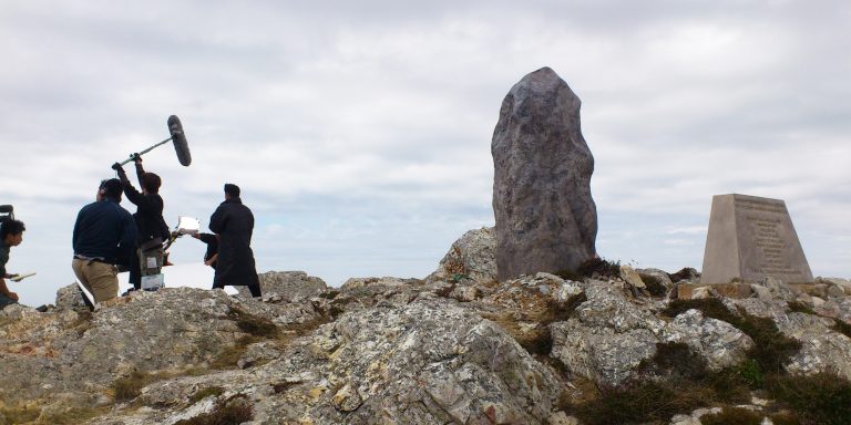 création de décor de film pour tournage en Bretagne - Une sculpture de menhir en résine