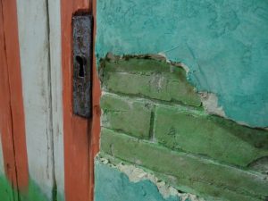 gros plan sur la fausse serrure en résine et effets de délabrement du mur