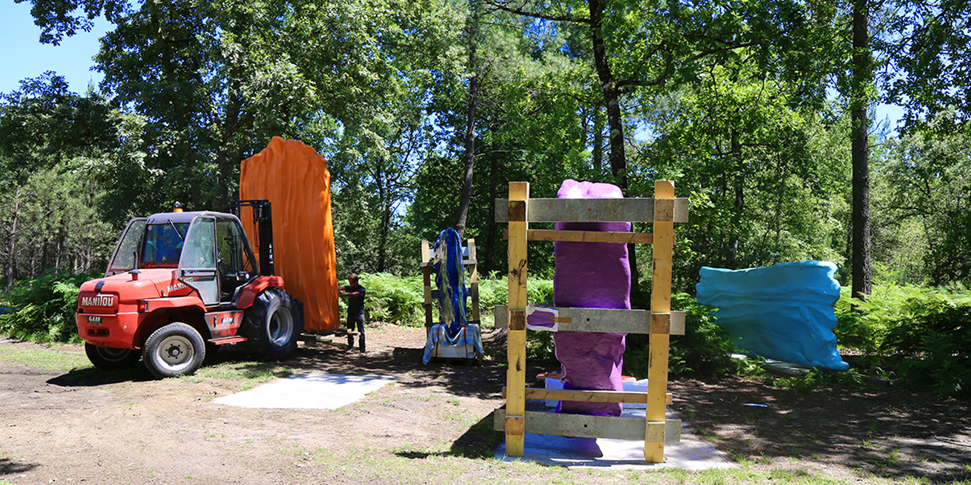 etape-installation-oeuvres-sculpturales-en foret-art-contamporain