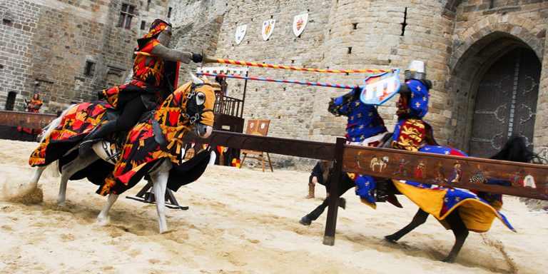 décor monumental de portes médiévales en résine installées à Dinan pour la fête des remparts