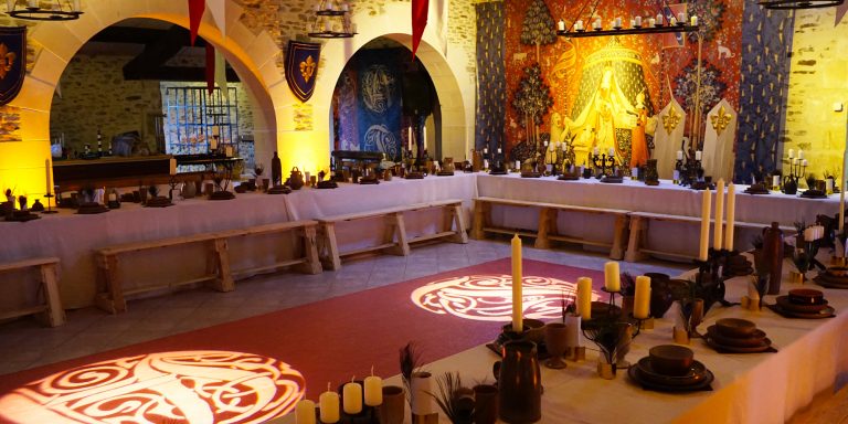 mise en lumière d'un décor de banquet médiéval
