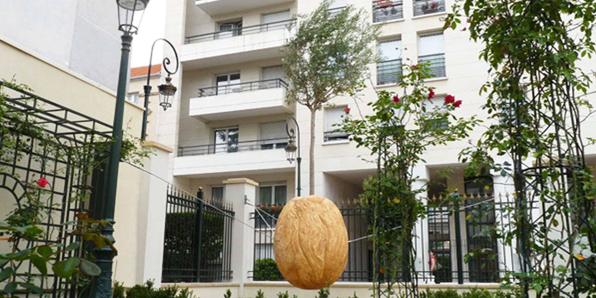 sculpture végétale graine géante en résine avec vrai arbre dedans pour décor espaces verts, parcs et jardins