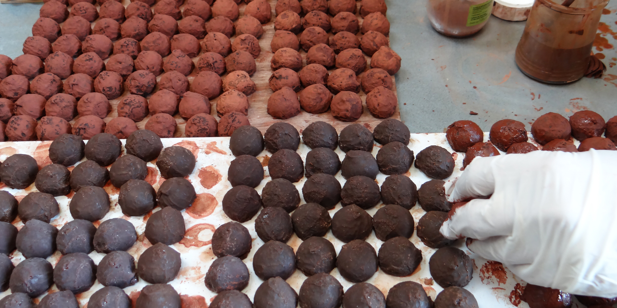 etape-travail-realisation-truffes-chocolats-factices