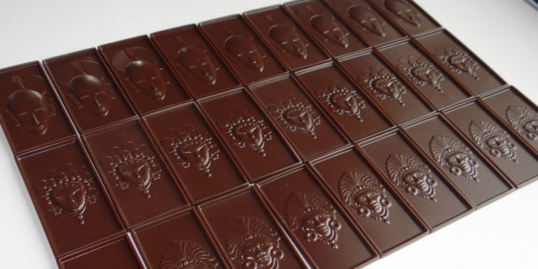 création de mini tablettes de chocolat factices d'après moules pour chocolatier haut de gamme