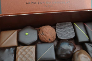 factices alimentaires de chocolats créés en résine teintée dans la masse