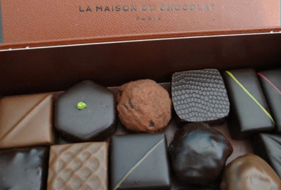 factices alimentaires de chocolats créés en résine teintée dans la masse